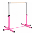 Barre de gymnastique enfant Belmia à montants roses et barre de prise finition bois clair, vue de trois quarts sur fond blanc