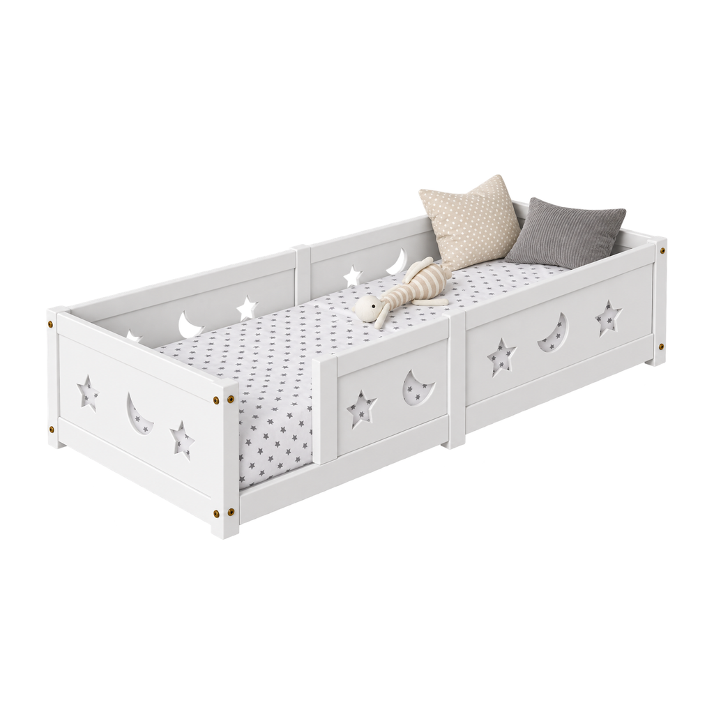 Lit Montessori au sol Belmia modèle A1 sans barrière, panneaux latéraux bas ajourés de motifs étoiles et lunes, vue de trois quarts sur fond blanc