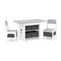 Ensemble Belmia table enfant et deux chaises, plateau gris clair et piètement blanc, quatre tiroirs en tissu sous la table, vue de trois quarts sur fond blanc
