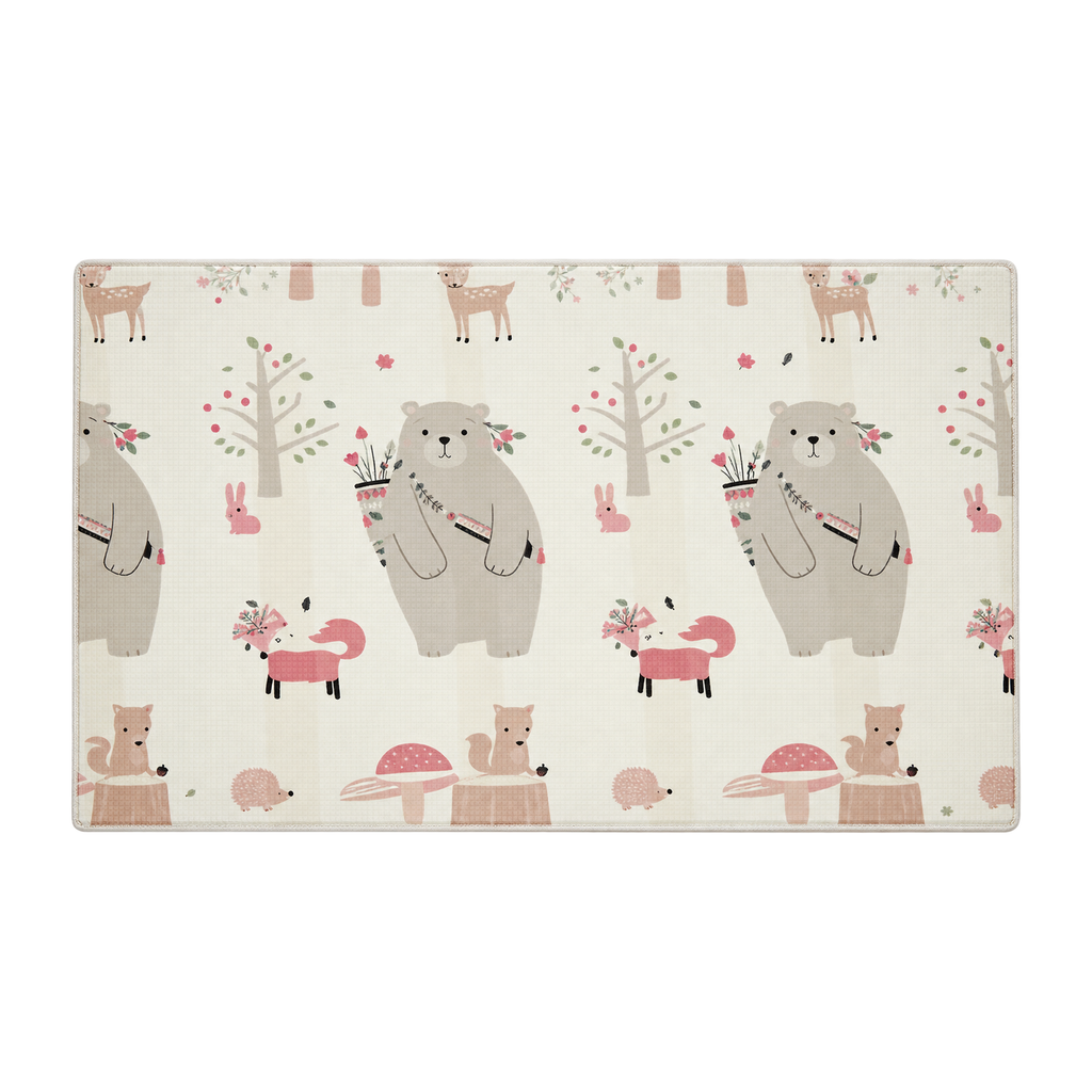 Tapis de jeu bébé Belmia déplié, face forêt crème à motifs d'ours, renards et hérissons, vu de dessus sur fond blanc